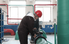 <b>工作人员正有条不紊地对水泵、电机、阀门、变</b>