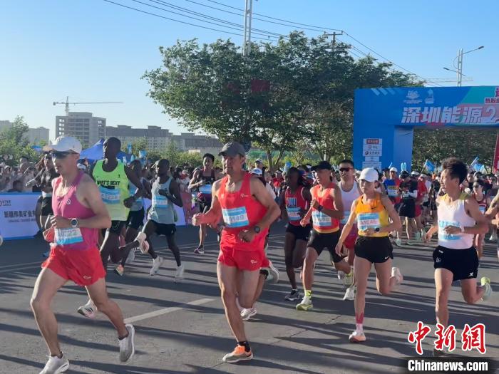 2024新疆库尔勒马拉松：近万名选手汇聚梨城地标