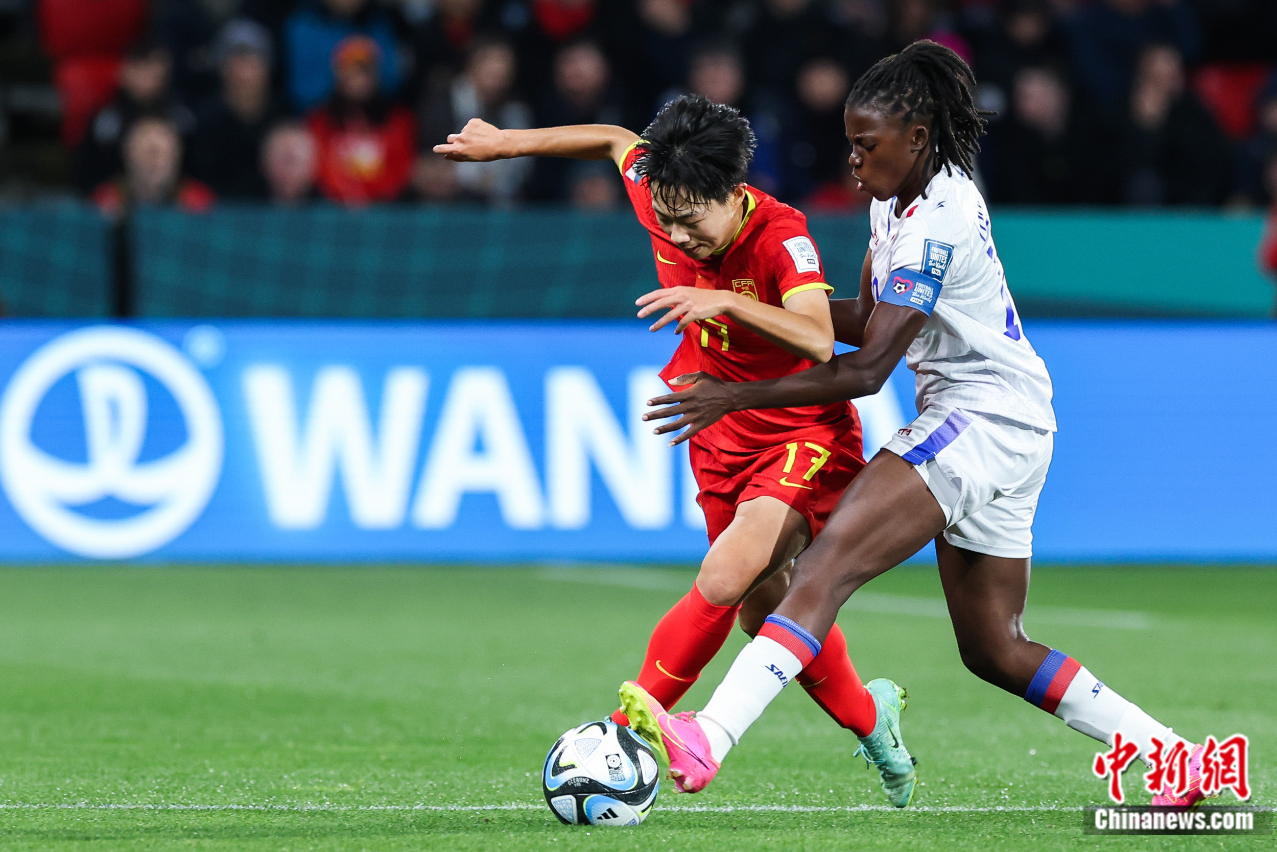 世界杯女子足球小组赛十人作战上演绝地反击: