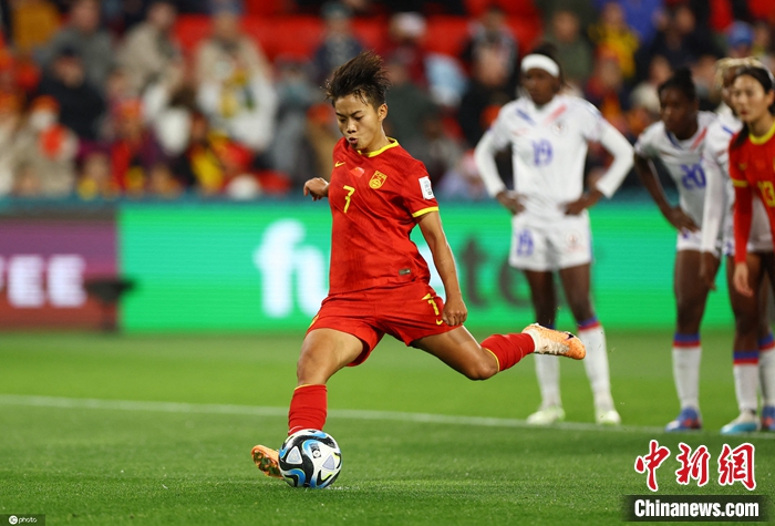 世界杯女子足球小组赛十人作战上演绝地反击: