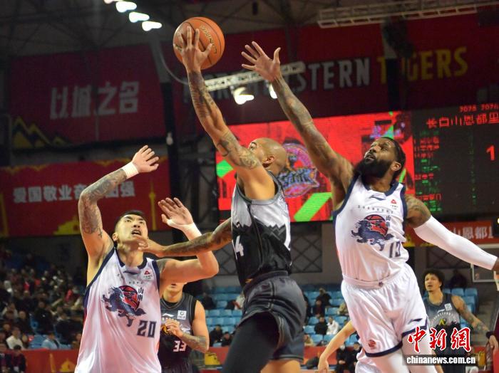 半场领先未能守势，吉林男篮外线低迷不敌山东