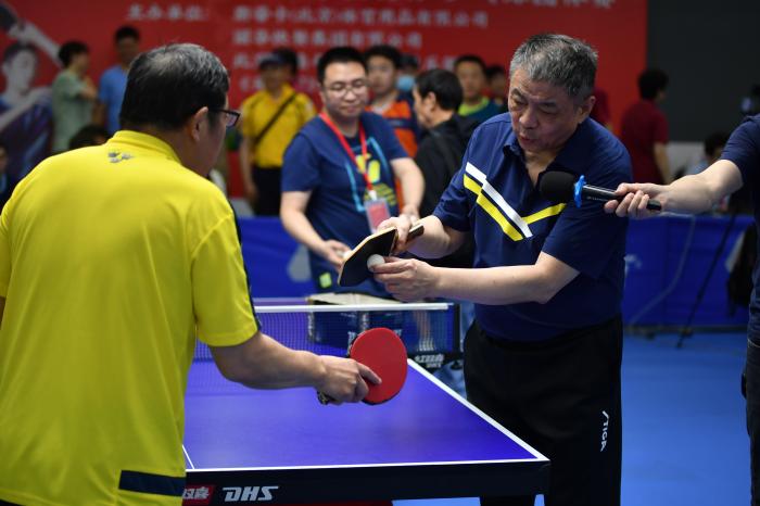 国乒功勋教练李晓东到场为业余乒乓球高手答疑