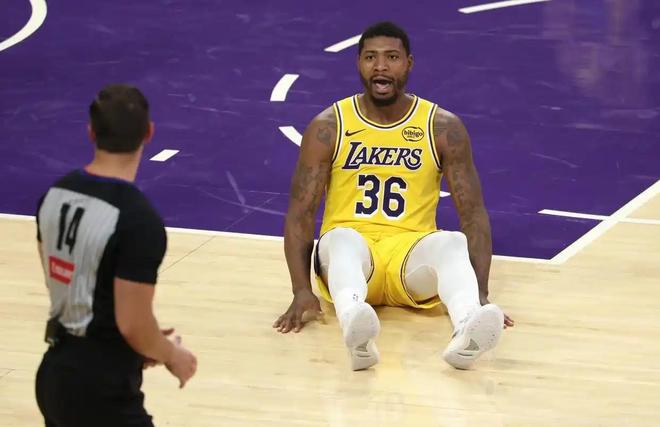 斯玛特正负值领跑全队 湖人8连胜背后防守核心立