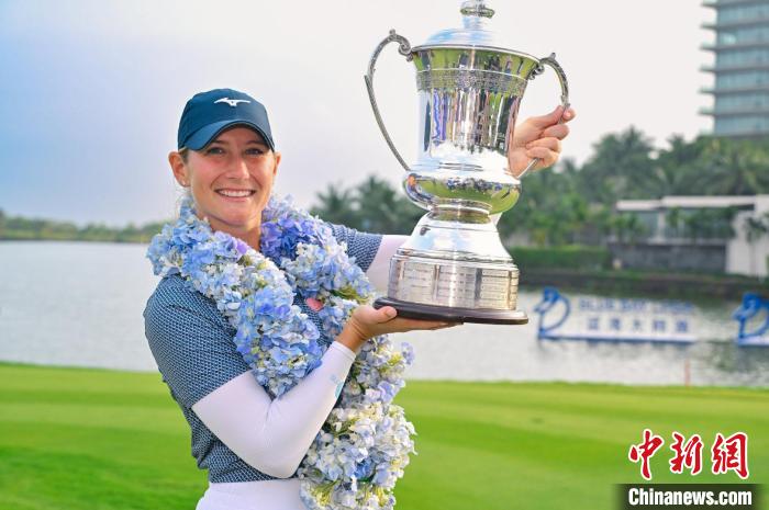 美国选手贝莉·塔蒂创赛事最佳成绩摘得蓝湾高尔