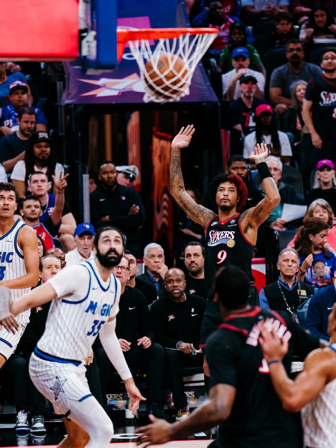 费城76人逆转魔术挺进季后赛 马克西31分助队晋级